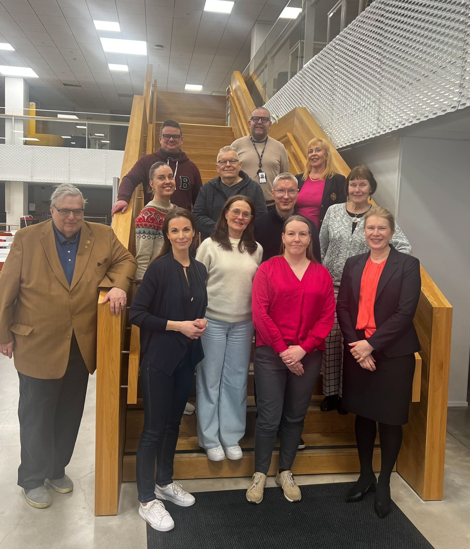 Hyvinvointialuejohtaja Sanna Svahn ja soteverkosto